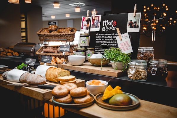 Free daily full breakfast 