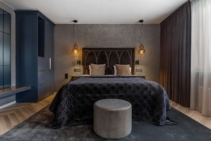 Suite, 1 King Bed, Non Smoking | In-room safe, individually decorated, desk, laptop workspace