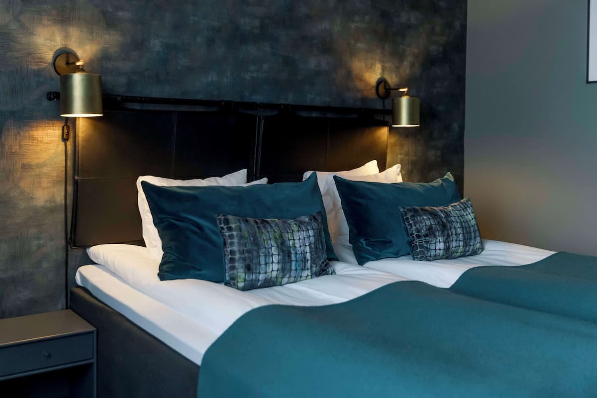 business room, 2 single beds, non smoking | room amenity