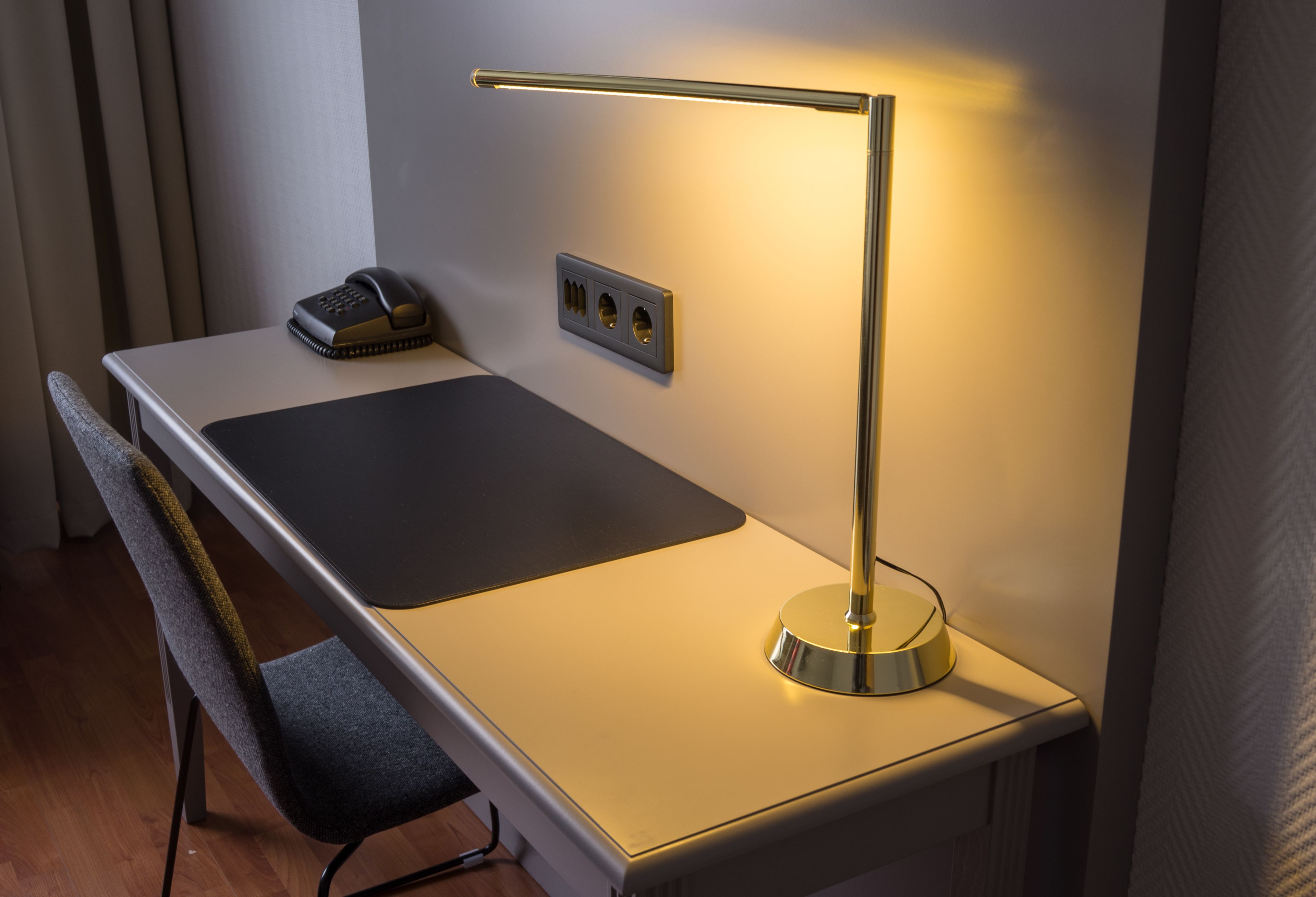 deluxe room, 1 queen bed, non smoking | in-room business centre