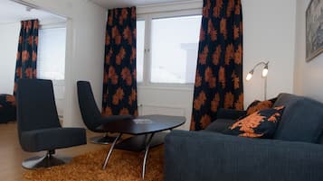 42-tums platt-tv med kabelkanaler och tv