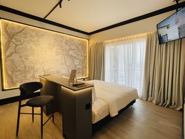 Kayangan Suite | Minibar, in-room safe, desk, soundproofing