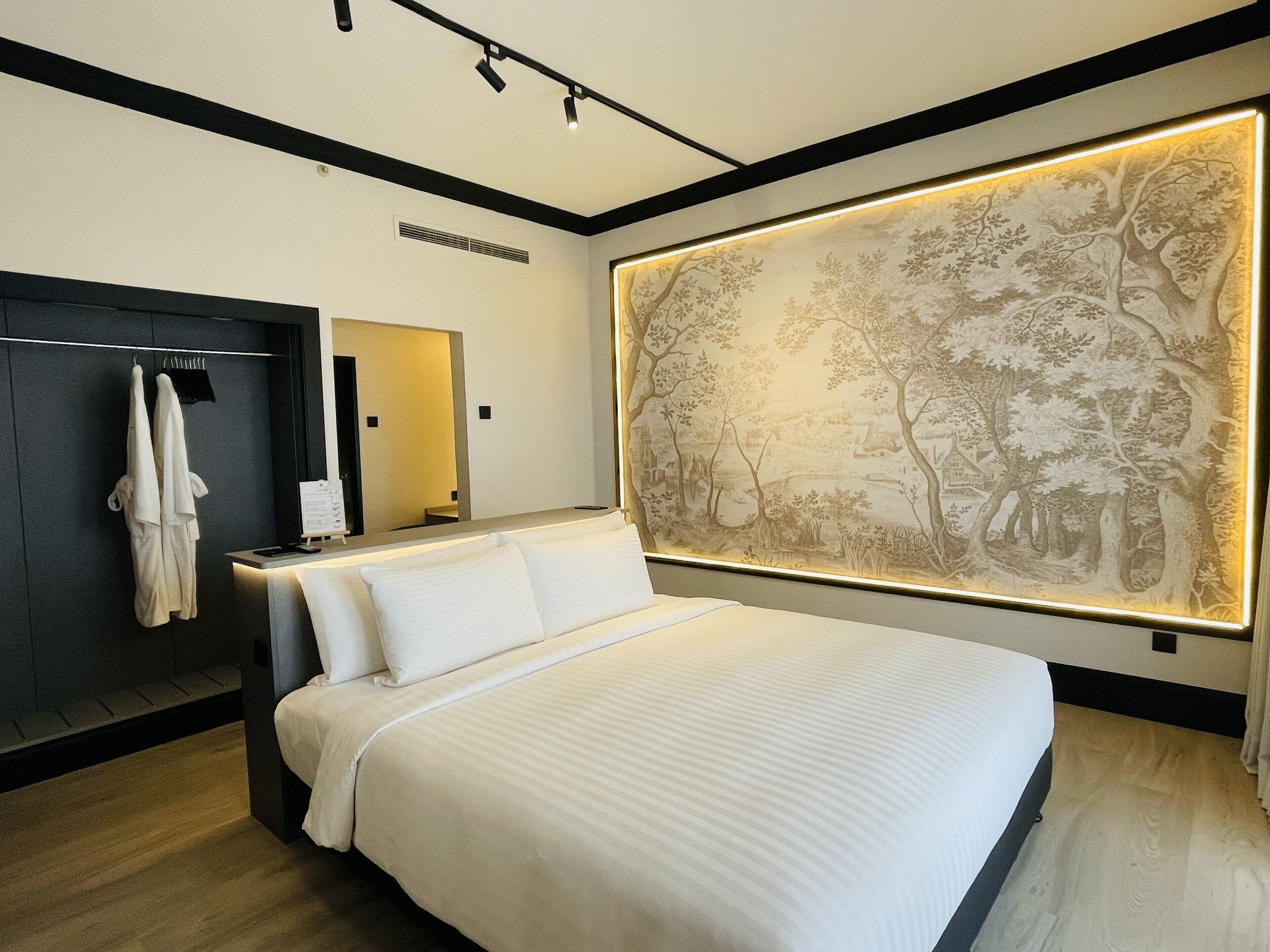 Kayangan Suite | Minibar, in-room safe, desk, soundproofing