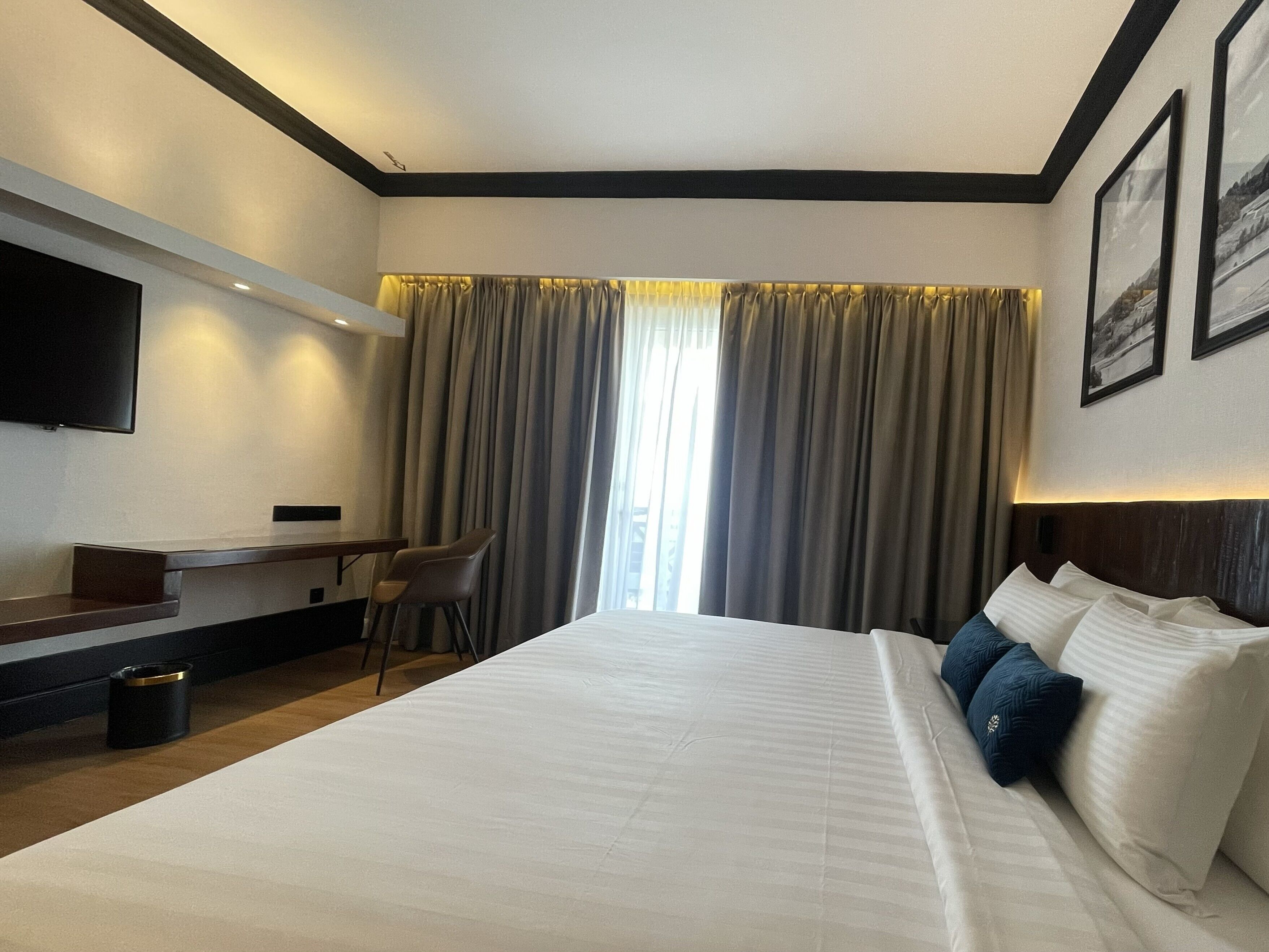 Habitación (Khazanah Suite) | Minibar, caja de seguridad en la habitación y escritorio 