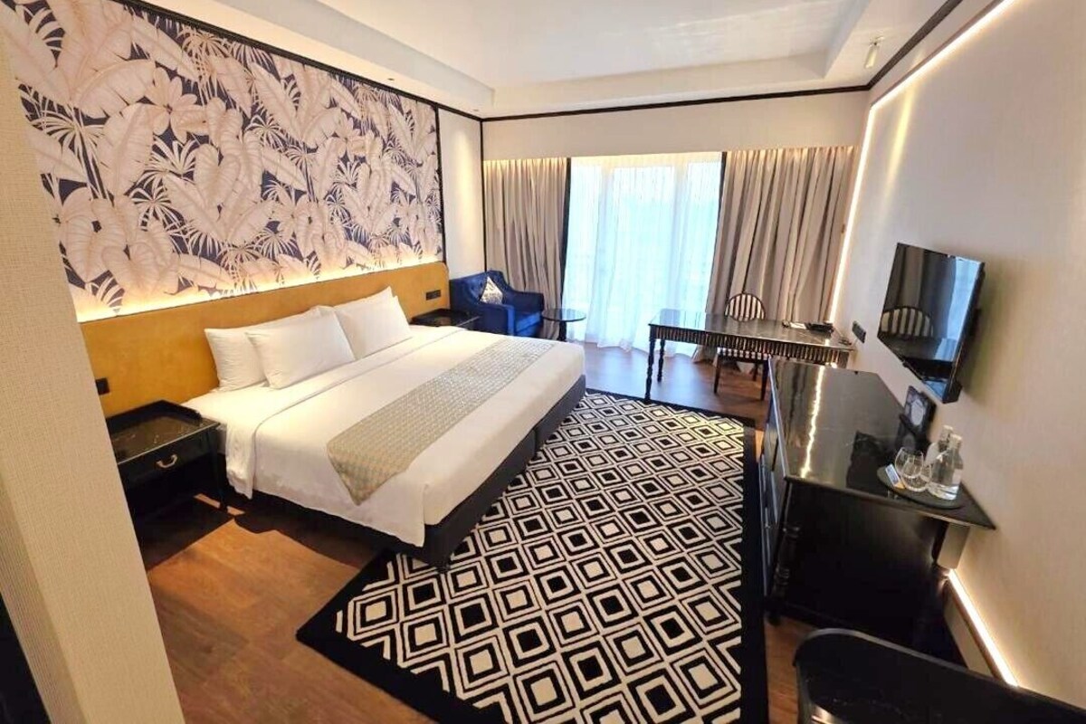 Prestige Suite Room | Minibar, in-room safe, desk, soundproofing