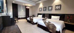 Premier Family Room | Minibar, in-room safe, desk, soundproofing