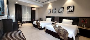 Premier Family Room | Minibar, in-room safe, desk, soundproofing