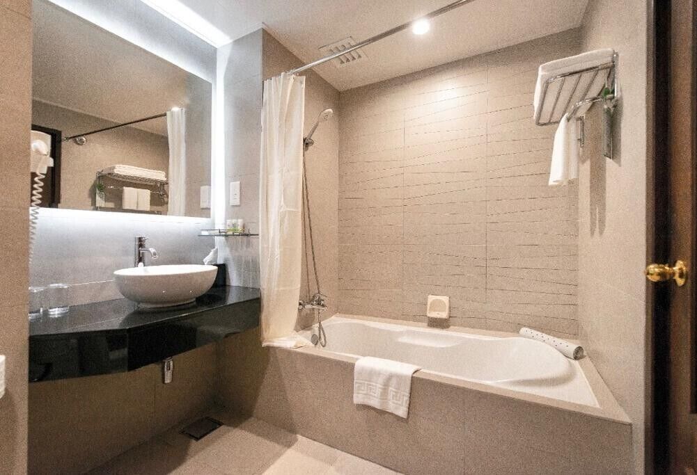 shower, free toiletries, hair dryer, bidet