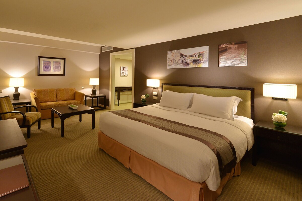 Club Room, 1 King Bed | Minibar, in-room safe, desk, blackout drapes