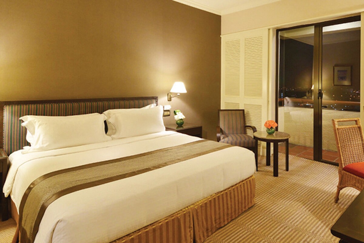 Deluxe Room, 1 King Bed | Minibar, in-room safe, desk, blackout drapes