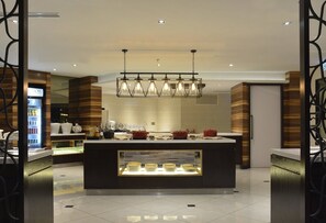 4 restaurants, breakfast served