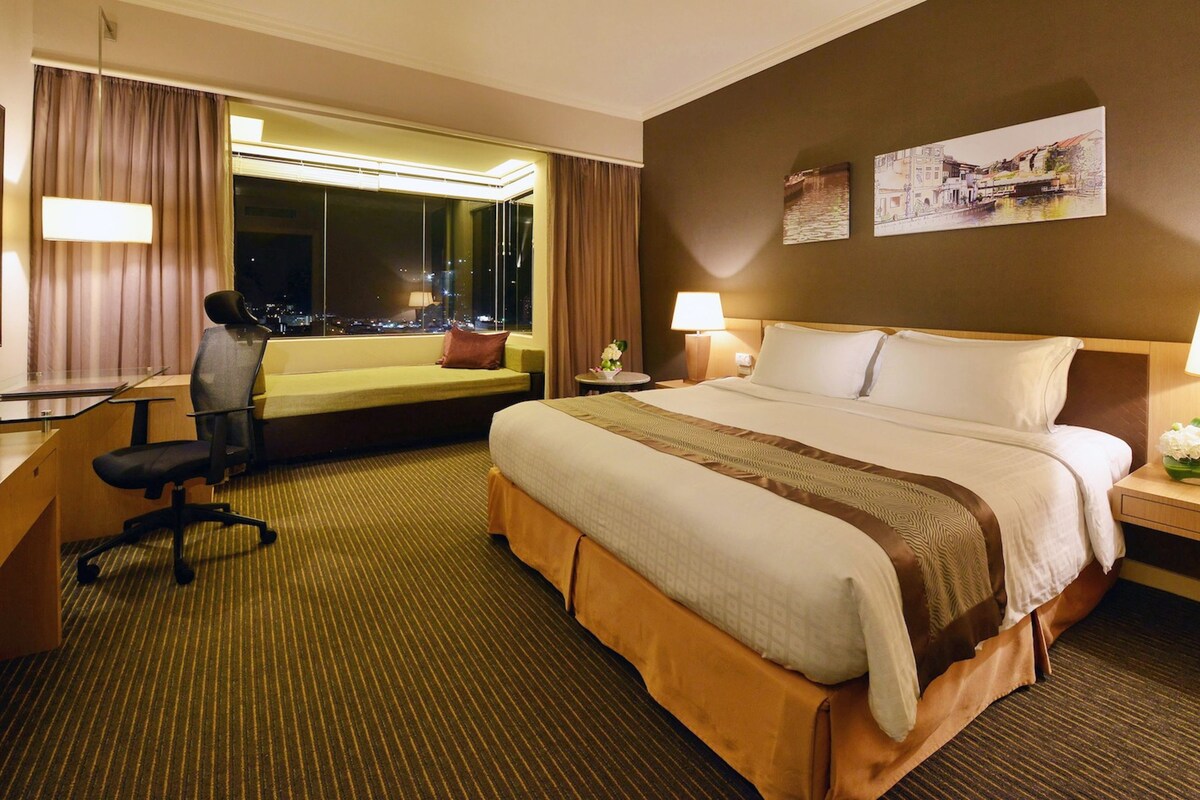 Premier Room, 1 King Bed | Minibar, in-room safe, desk, blackout drapes