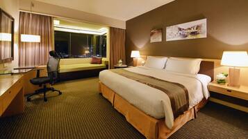 Premier Room, 1 King Bed | Minibar, in-room safe, desk, blackout drapes