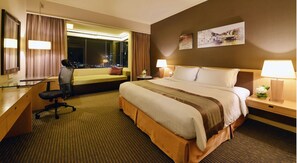 Premier Room, 1 King Bed | Minibar, in-room safe, desk, blackout drapes - Hotel Equatorial Melaka (Malacca City)