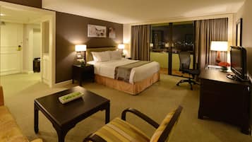 Club Room, 1 King Bed | Minibar, in-room safe, desk, blackout drapes