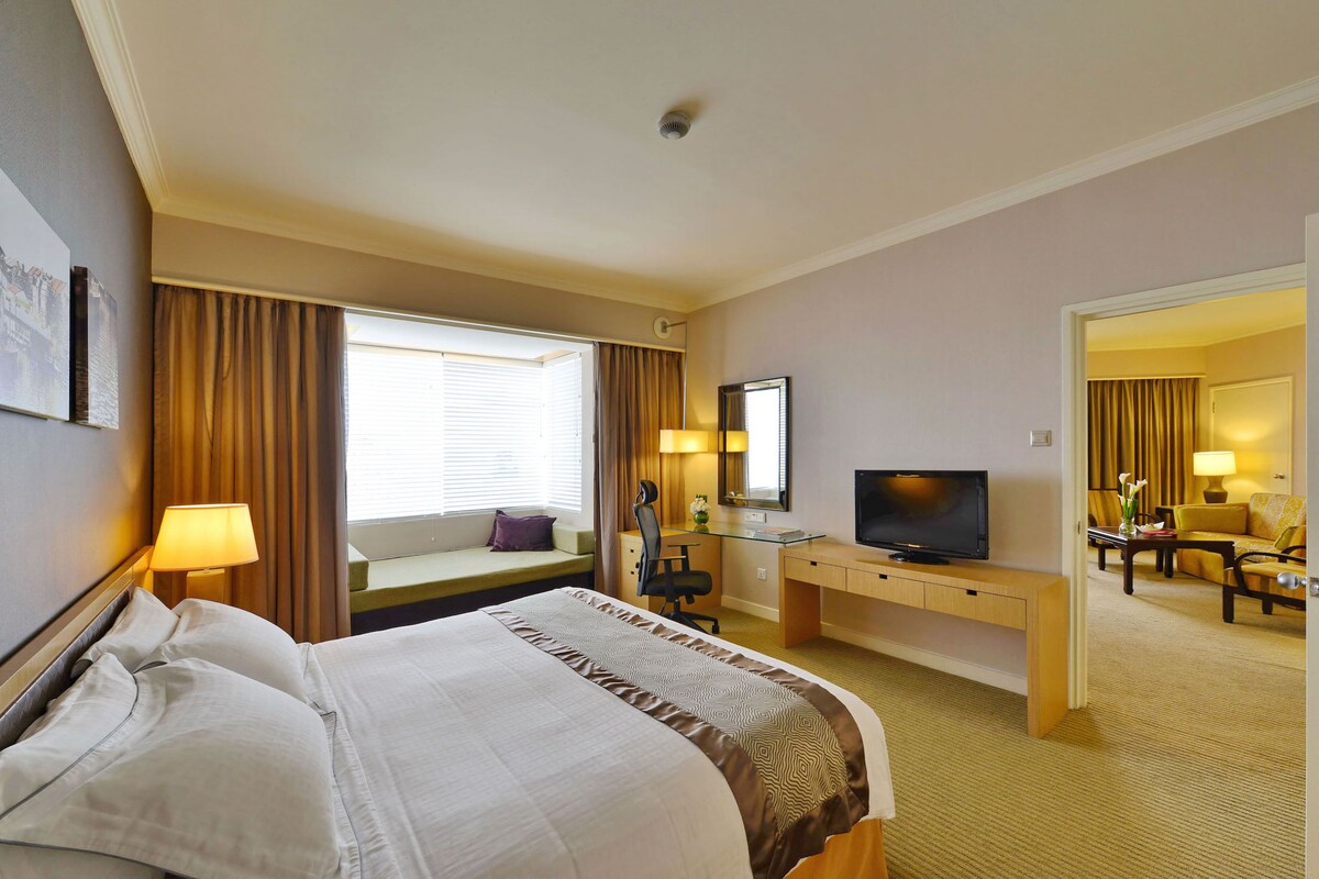 Executive Suite | Minibar, in-room safe, desk, blackout drapes
