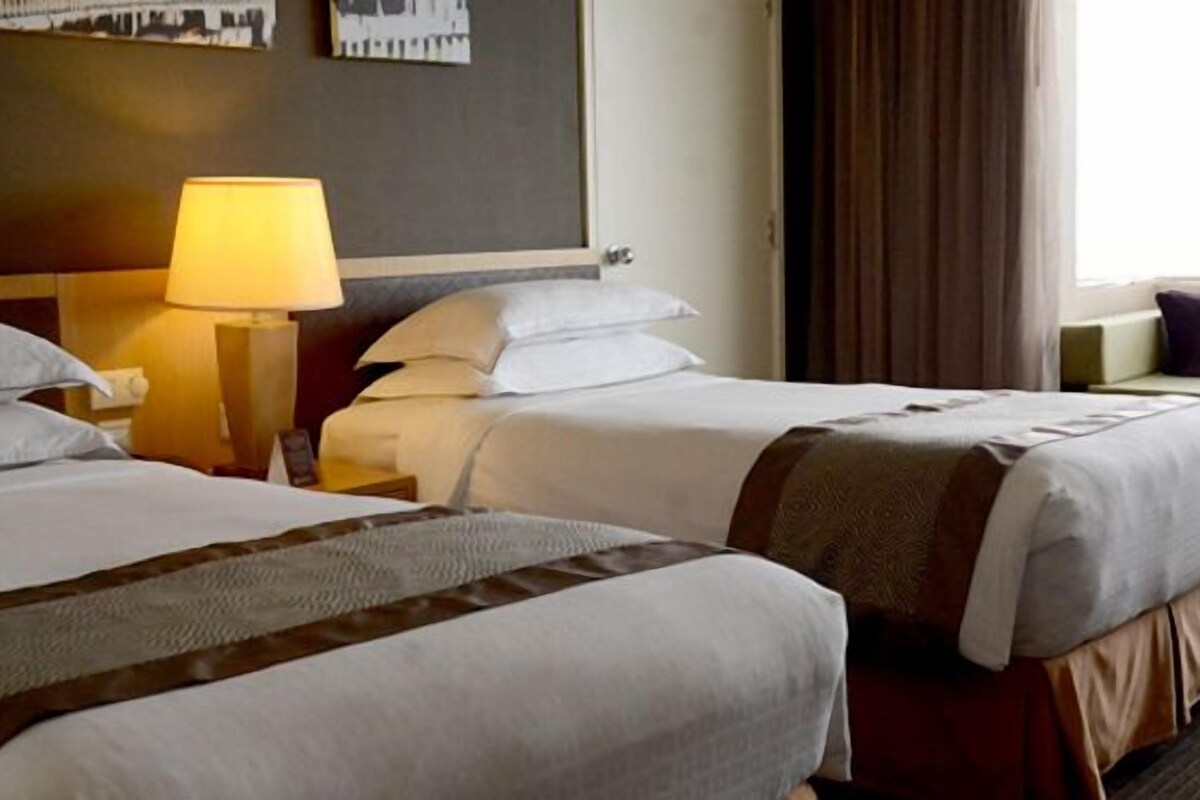 Premier Room, 2 Twin Beds | Minibar, in-room safe, desk, blackout drapes