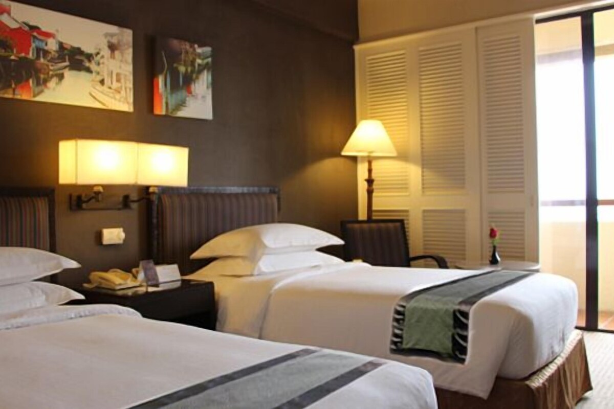 Deluxe Room, 2 Twin Beds | Minibar, in-room safe, desk, blackout drapes