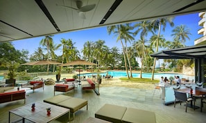 Piscine extérieure, cabanons gratuits, parasols de plage