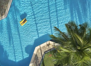 Piscine extérieure, cabanons gratuits, parasols de plage