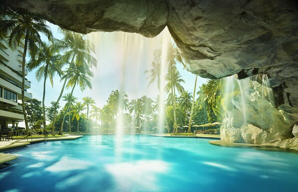 Una piscina al aire libre, cabañas de piscina gratuitas, sombrillas