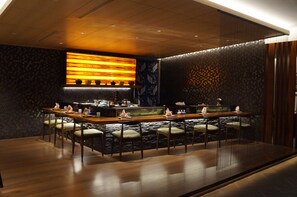 5 restaurants, breakfast, lunch, dinner served; international cuisine