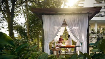 5 restaurants, breakfast, lunch, dinner served; international cuisine