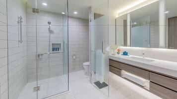 Suite (SOHO Serviced) | Baño | Ducha y cabezal de ducha tipo lluvia