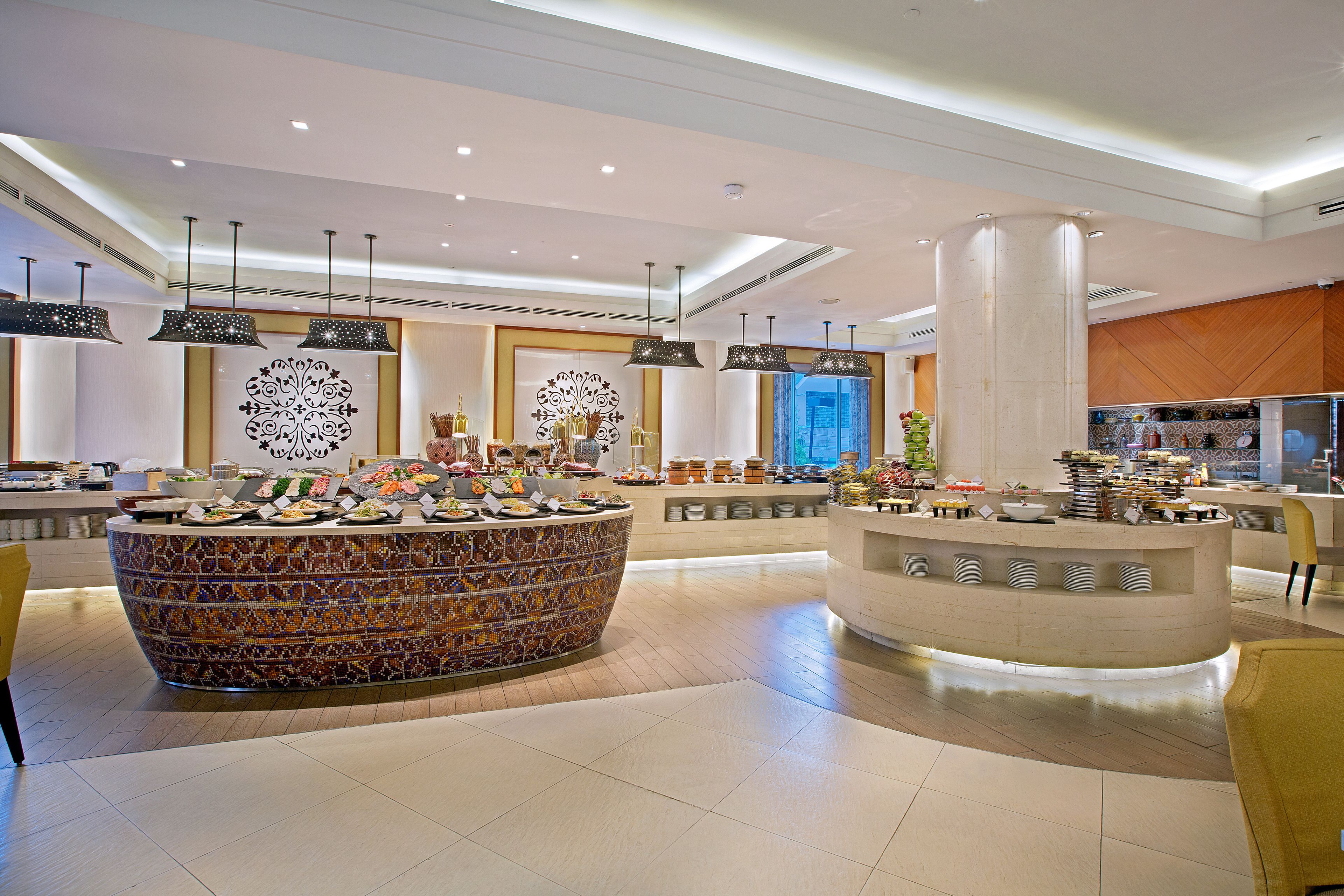 3 restaurants, breakfast, lunch, dinner served; international cuisine