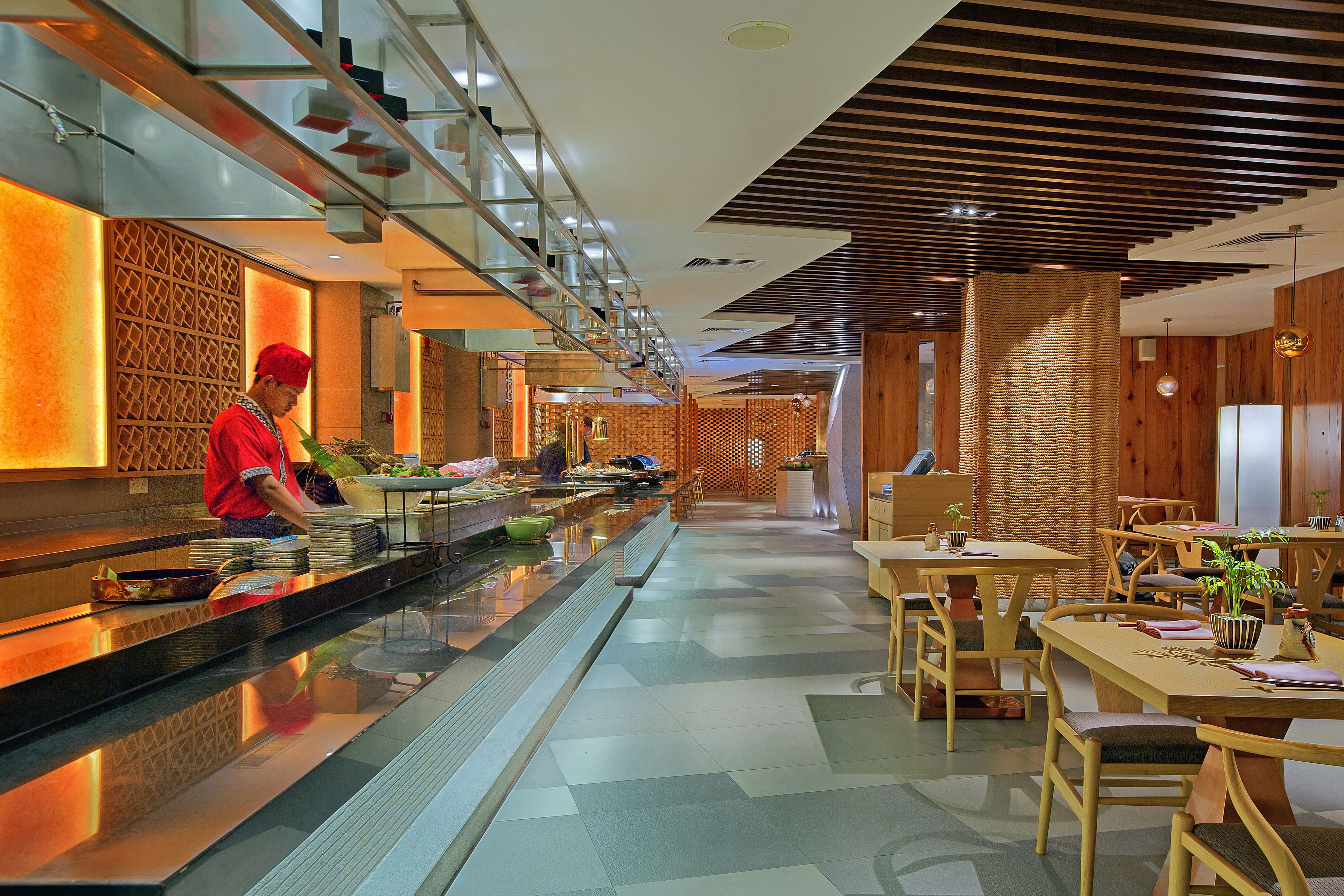 3 restaurants, breakfast, lunch, dinner served; international cuisine