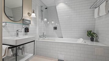 Suite, 1 Double Bed, Non Smoking | Bathroom | Hair dryer, towels, soap, shampoo