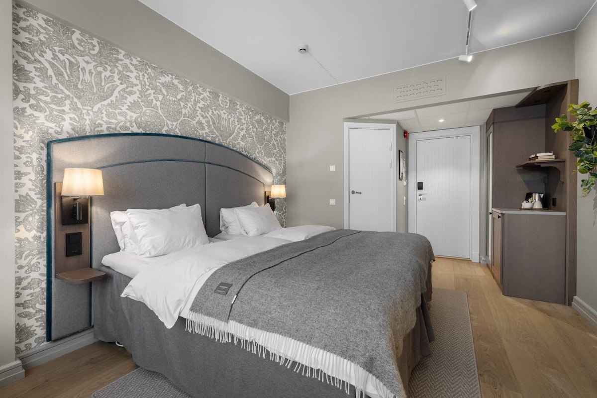 스탠다드룸, 싱글침대 2개 | 책상, 암막 커튼, 침대 시트