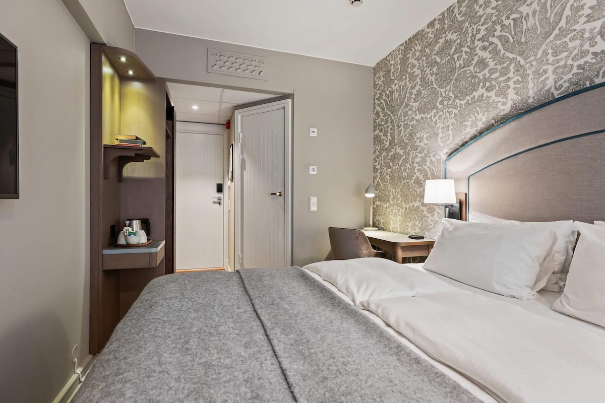 디럭스룸, 더블침대 1개 | 책상, 암막 커튼, 침대 시트