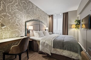 Standard Room, 1 Double Bed | Desk, blackout drapes, bed sheets