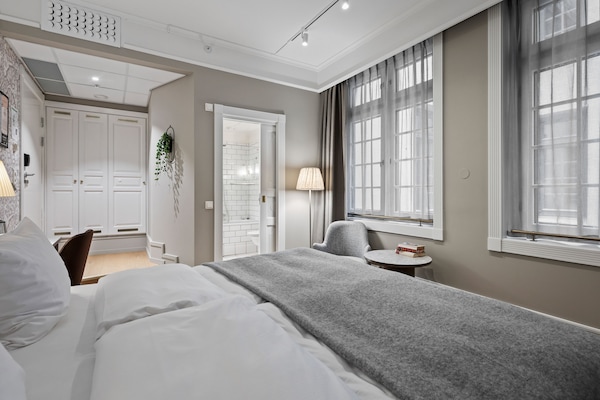 Habitación superior, 1 cama doble | Escritorio, cortinas opacas, ropa de cama