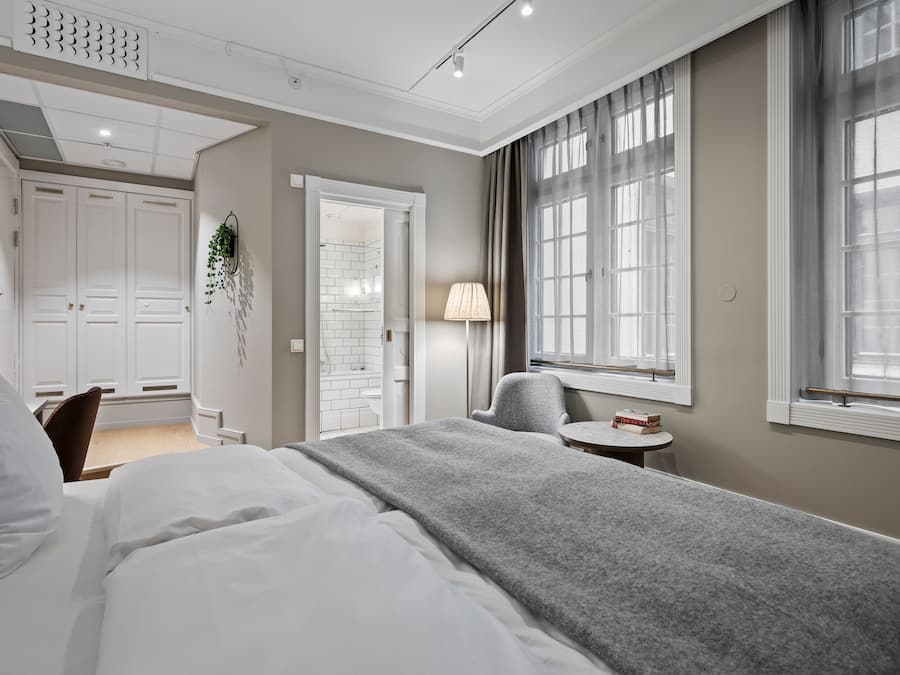 Rom – superior, 1 dobbeltseng | Skrivebord, blendingsgardiner og sengetøy