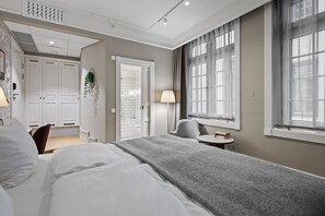 Habitación superior, 1 cama doble | Escritorio, cortinas opacas, ropa de cama