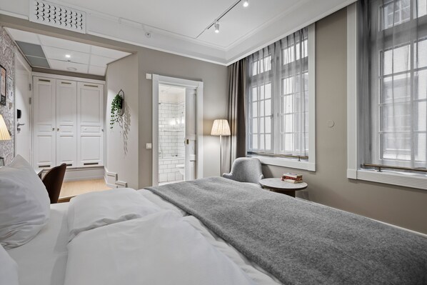 Superior Room, 1 Double Bed | Desk, blackout drapes, bed sheets