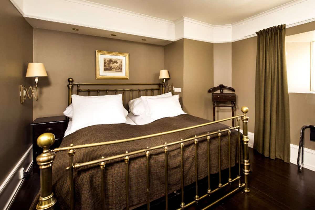 Suite, 1 Double Bed, Non Smoking | Desk, blackout drapes, bed sheets