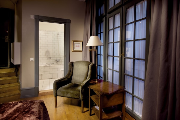 Deluxe Room, 1 Double Bed | Desk, blackout drapes, bed sheets