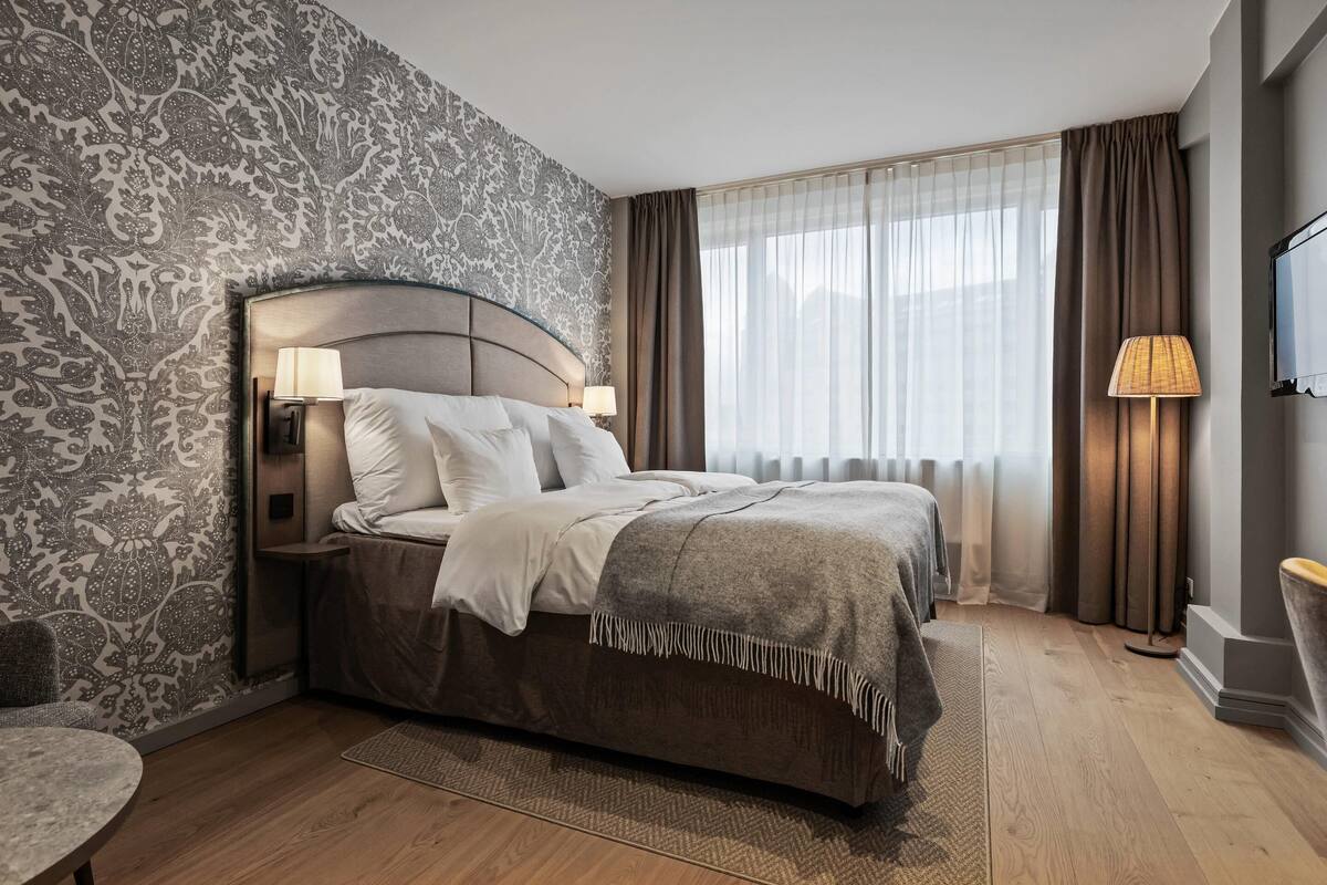 Escritorio, cortinas blackout y ropa de cama 