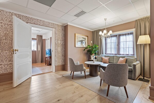 Suite, 1 Double Bed, Non Smoking | Desk, blackout drapes, bed sheets