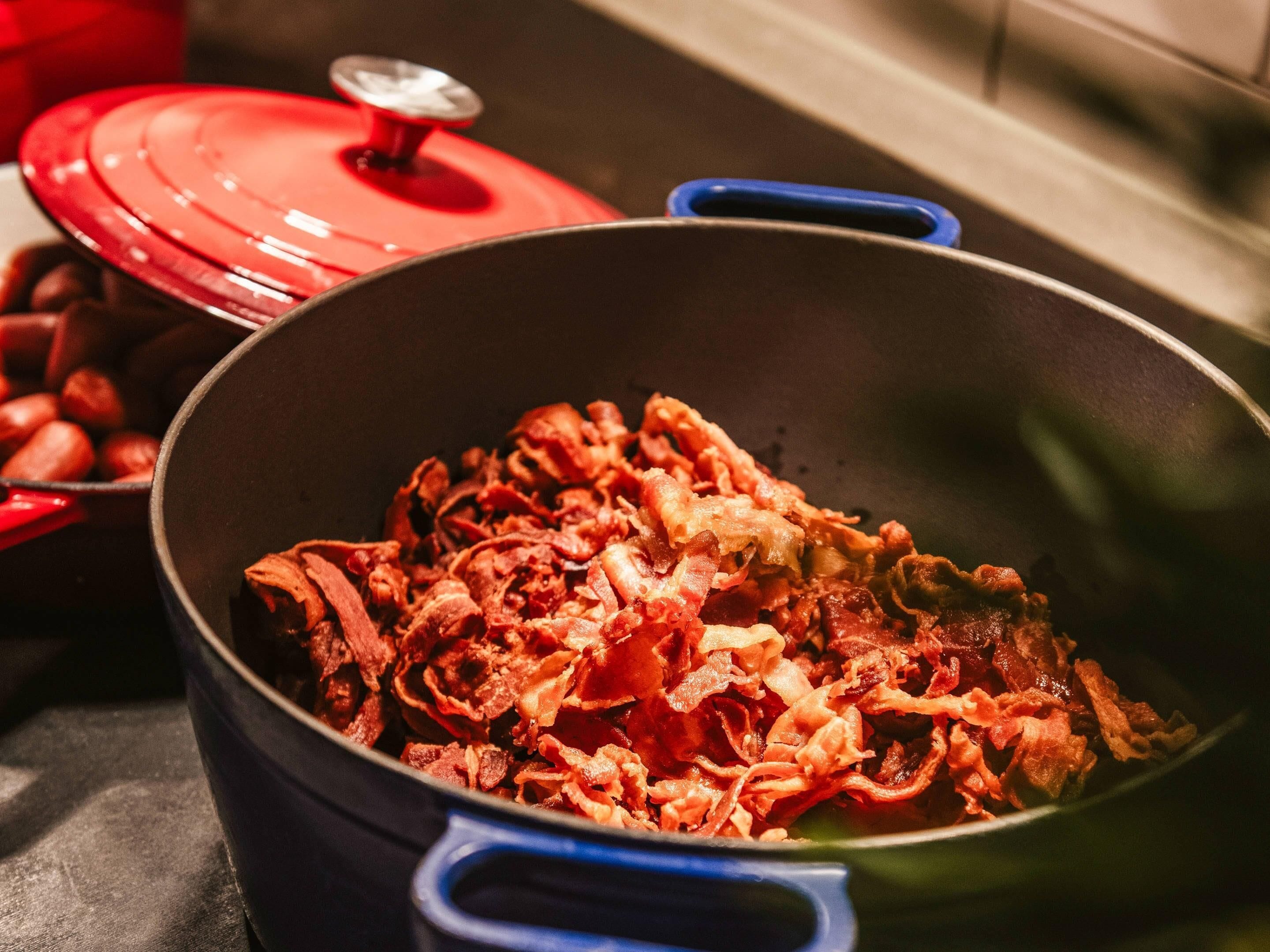 Una olla con comida sobre un fogón.