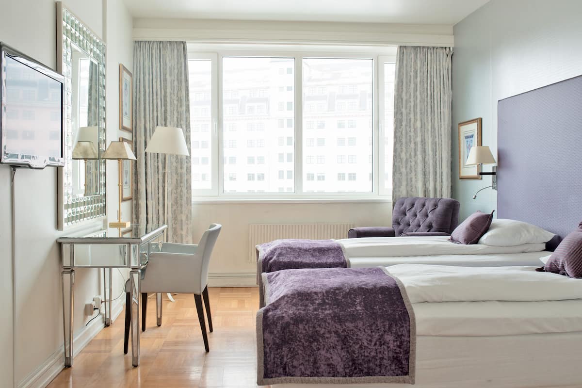 Standard Room, 2 Twin Beds | Desk, blackout drapes, bed sheets