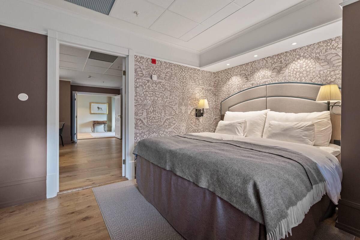 Suite, 1 lit double, non-fumeurs | Bureau, rideaux occultants, draps fournis