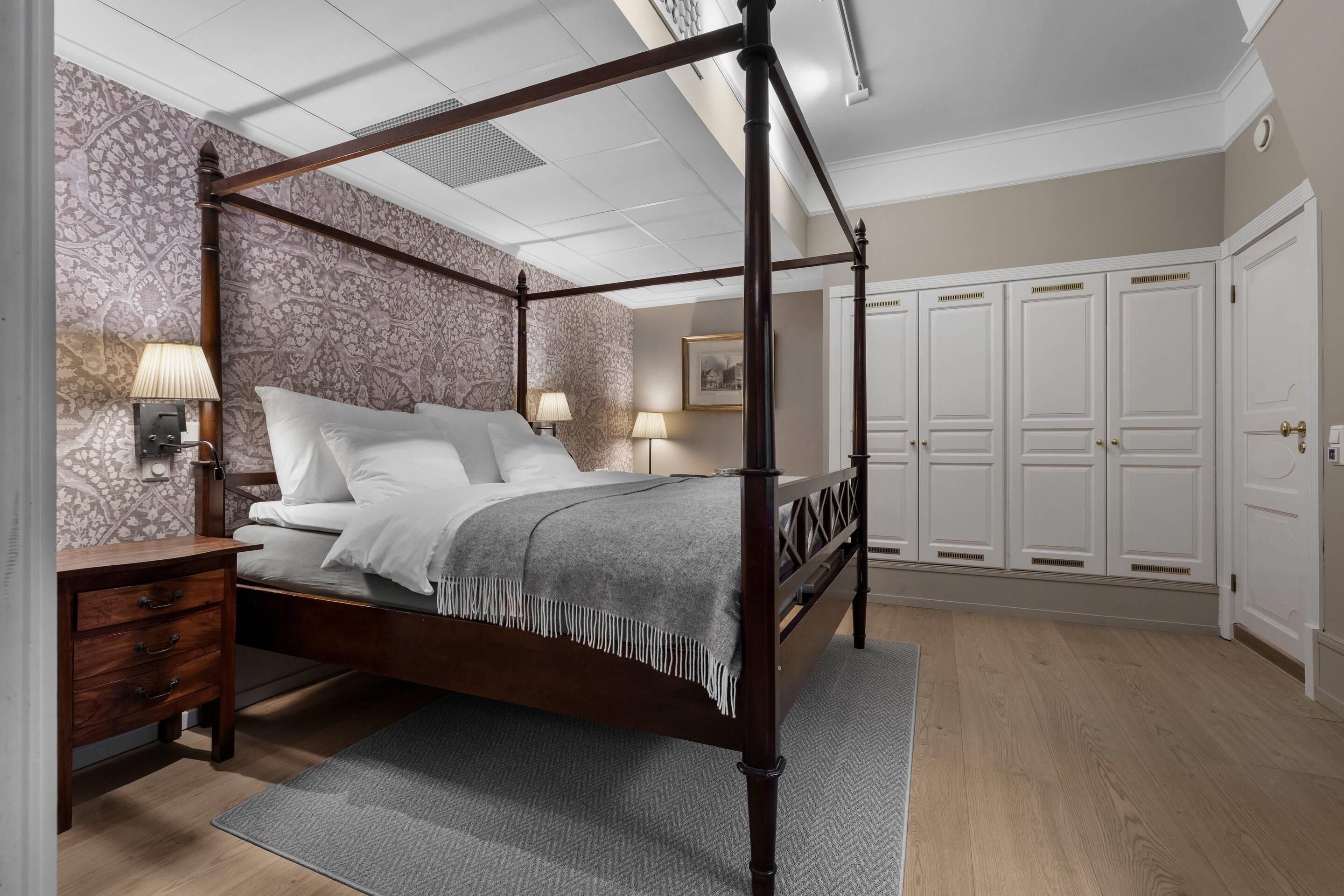 Suite, 1 lit double | Bureau, rideaux d’obscurcissement, literie fournie