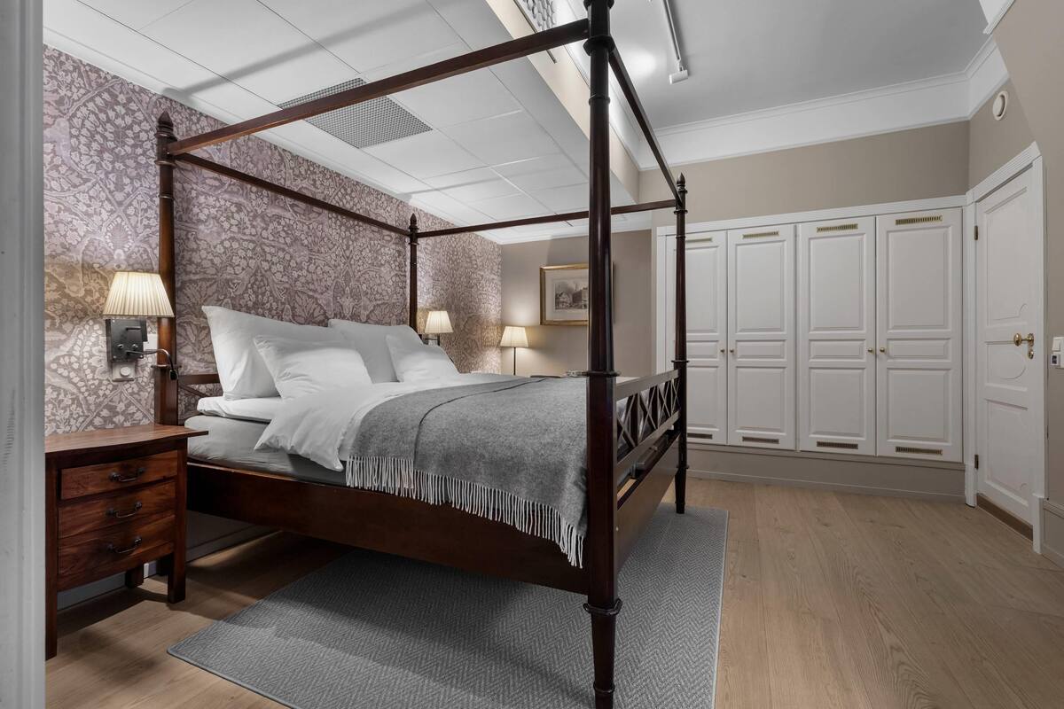 Suite, 1 lit double | Bureau, rideaux occultants, draps fournis