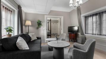 Suite, 1 Double Bed | Desk, blackout drapes, bed sheets