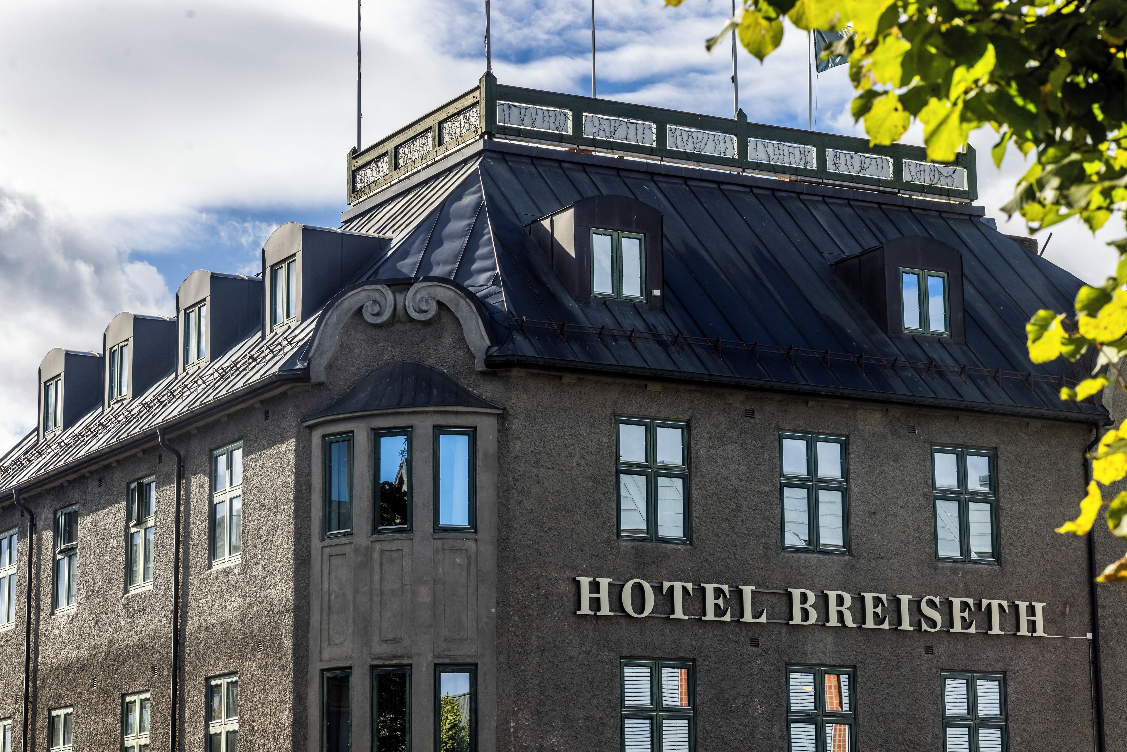 Un bâtiment portant l’enseigne « HÔTEL BREISETH », ce qui indique qu’il s’agit d’un hôtel.