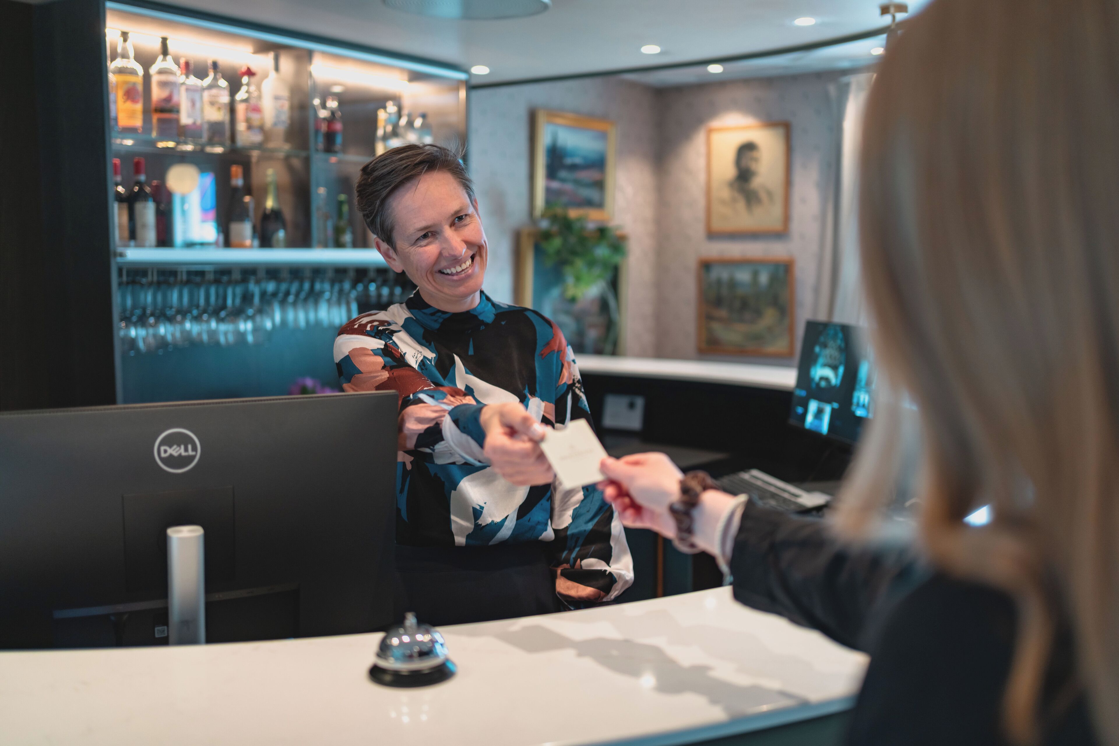 Een bar met een computer, een kassa en een barcel.